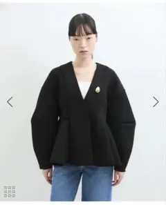 アダムエロペ　【洗える】エッグブローチ付きペプラムカーディガン　ブラックのサムネイル