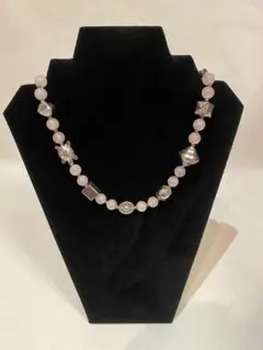 ローズクォーツと金属ビーズのネックレス