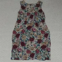 ベージュのボタニカルワンピース