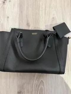 黒の合成皮革ハンドバッグ