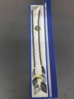 十勝石　黒いビーズと葉型ペンダントのネックレス
