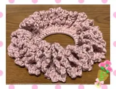 フリルデザイン ピンク 編みシュシュ　ハンドメイド　手編み　かぎ編み