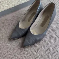 グレーレザーポインテッドトゥパンプス