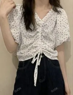 SHEIN　小花柄ドロストトップス