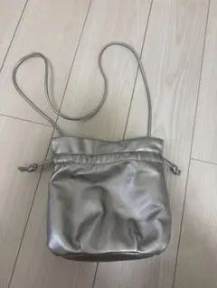 シルバー 巾着型ショルダーバッグ