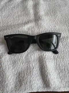 Ray-Ban Wayfarer ブラックサングラス　一部故障