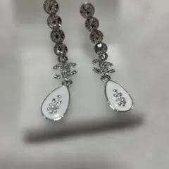 ccロゴ クリスタル ホワイトエナメル ロングピアスノベルティ