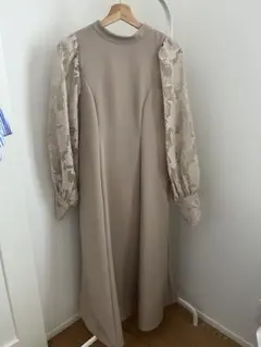 ベージュ　ワンピース　オケージョン