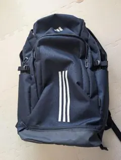 adidas ネイビーリュック 3本ラインデザイン