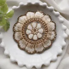 ブローチ ビーズ刺繍☆フラワー ベージュ No.2873