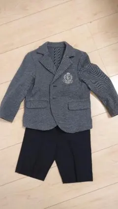 ベベのグレーブレザーとショートパンツ