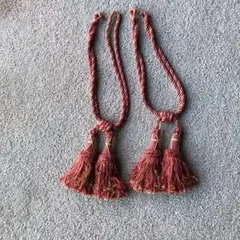 赤と金のカーテンタイバック