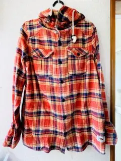 チェックのフード付きネルシャツ