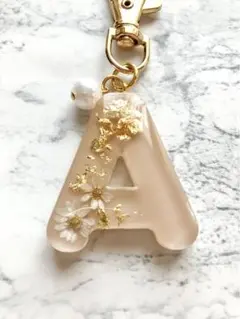 透明感たっぷり✨イニシャルレジンキーホルダーＡ ハンドメイド プレゼントにも◎