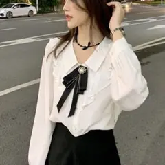 SHEIN ブローチ付き　フリルシャツ　白　ホワイトのサムネイル