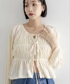 LOWRYS FARMアイボリー ギャザー入り長袖ブラウス