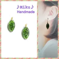 No.1532-C　琉球ガラス♡ブラックバック☆ピアス・イヤリング(グリーン)