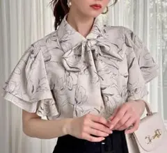 【美品】グレイル　ボウタイ付き花柄フリルブラウスpp106