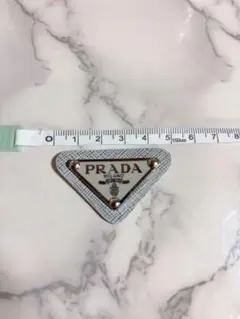 PRADA ライトグレー　トライアングル デコレーションパーツ