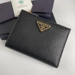 【新品】プラダ 二つ折り財布 三角ロゴ サフィアーノレザー 黒 1ML050