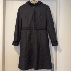 【極美品】TOCCA ノーカラーキルティングフレアコート リボン ネイビー L キルティングコート ノーカラー ロング[品番：CLVW0008837