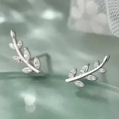 葉っぱモチーフ ピアス(両耳用)