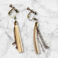 タッセルデザイン イヤリング ベージュ ゴールド