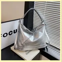 メタリックシルバーのショルダーバッグ　リュック　ハンド　3way オシャレ　新品