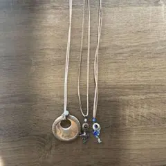 木製リングと青いビーズのネックレス3本