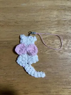 猫の編み物ストラップ ピンクのリボン付き