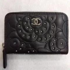 CHANEL 揺れるチャーム付き黒カメリア ケース 小銭入れカード４枚入り CHANEL 揺れるチャーム付き黒カメリア コインケース 小銭入れカード4