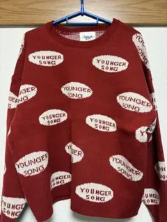 Younger Song ロゴ入り赤ニットセーターのサムネイル