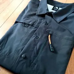 黒の長袖シャツ ジッパーポケット付き