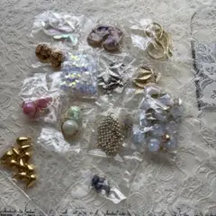 多様なデザインのチャームセット