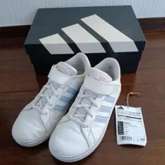 adidas キッズスニーカー　２２ｃｍ