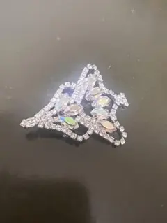 蝶の形ブローチ