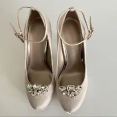 ビジュー付きベージュラウンドトゥハイヒール