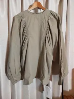 Mila Owen 【新品未使用】ギャザー入り長袖シャツ ライトカーキ
