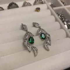 エメラルドグリーン リーフデザイン ロングピアス