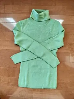 ユニクロライトグリーンタートルネックセーター Mサイズ
