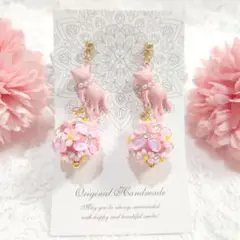 春❀ホワイト パール 猫ちゃんの手掴み樹脂粘土フラワーボールのピアス❀