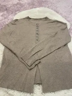 ベージュ バルーンスリーブタイプのボタン付き カーディガン