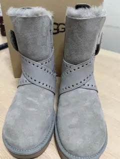 UGG グレー スタッズ付きムートンブーツ