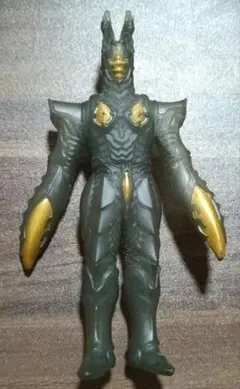 ウルトラマン 怪獣フィギュア 黒透明と金 約12.7cm