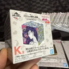 ジョジョの奇妙な冒険【一番くじ】K賞 キューブ ＋ピンバッジとステッカー