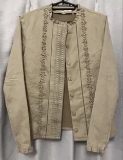 ベージュ ノーカラージャケット 装飾付き