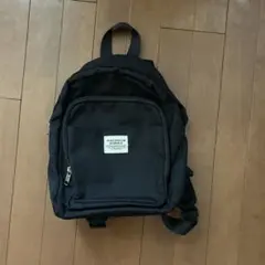 黒いナイロンリュック フロントポケット付き