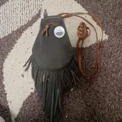 フリンジ付きグレーショルダーバッグ