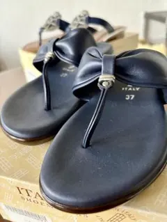 新品未使用ITALIAN SHOE MAKERS ネイビートングサンダル 37のサムネイル