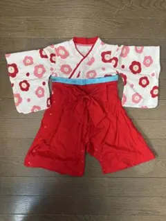 花柄トップスと赤いショートパンツセット